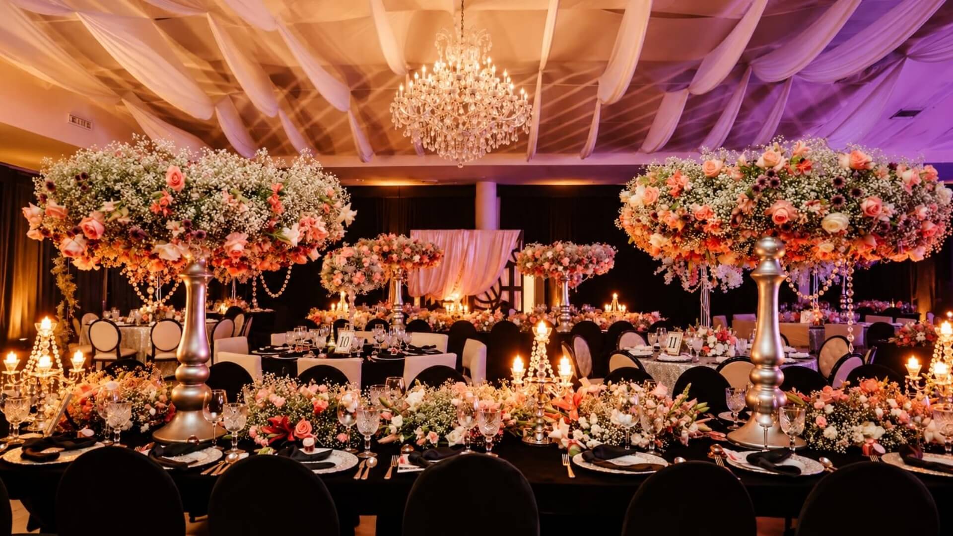 Montaje de evento con decoración floral e iluminación realizado por Grupo Atempo en Monclova